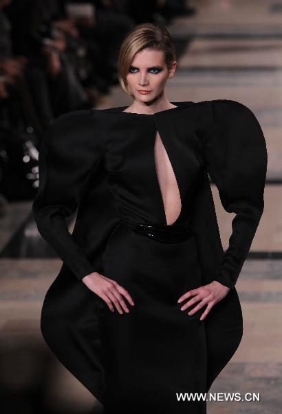 A model presents a creation by French designer Stephane Rolland during Haute Couture Spring-Summer 2011 fashion show in Paris, capital of France, Jan. 25, 2011.