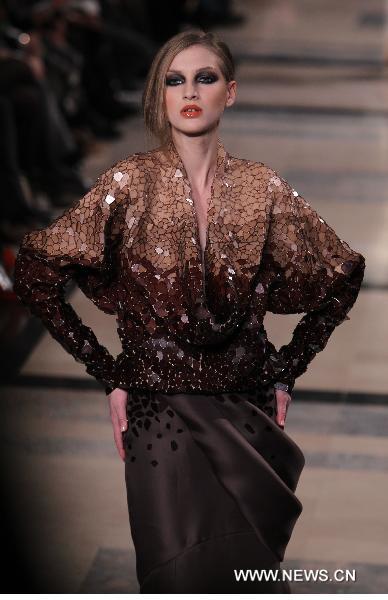 A model presents a creation by French designer Stephane Rolland during Haute Couture Spring-Summer 2011 fashion show in Paris, capital of France, Jan. 25, 2011.