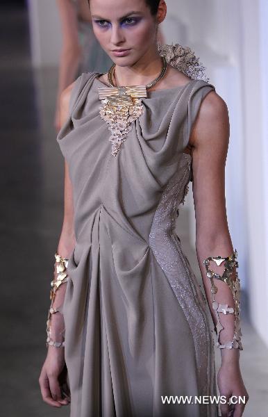 A model presents a creation by Lebanese designer Basil Soda during Haute Couture Spring-Summer 2011 fashion show in Paris, capital of France, Jan. 25, 2011.