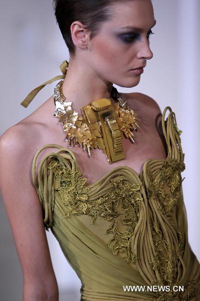 A model presents a creation by Lebanese designer Basil Soda during Haute Couture Spring-Summer 2011 fashion show in Paris, capital of France, Jan. 25, 2011.