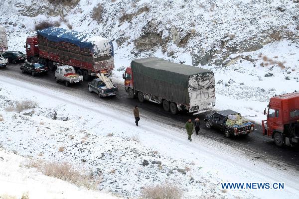 Vehicles are stuck on the No. 303 Provincial Highway in Hami, northwest China&apos;s Xinjiang Uygur Autonomous Region, Jan. 25, 2011. Snow hit the city of Hami on Tuesday, causing traffic congestion on the frozen segment of the highway. 