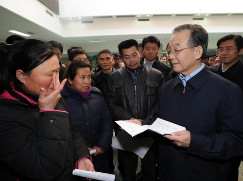 Premier Wen Jiabao talks with petitioners at the State Bureau for Letters and Calls, China's top complaints-hearing department, in Beijing on Monday. [Photo/Xinhua]