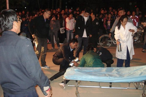  One of the two female students hit by Li Qiming's car in front of a supermarket inside Hebei University was attended to by medical staff on the evening of October 16, 2010. [Photo: yzdsb.com.cn] 