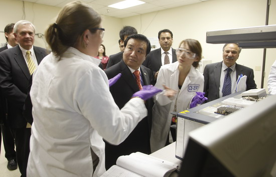 Chinese inventor and businessman Winston Chung (C) takes a tour at a lab in the College of Engineering-Center for Environmental Research and Technology. [Photo/ucr.edu]