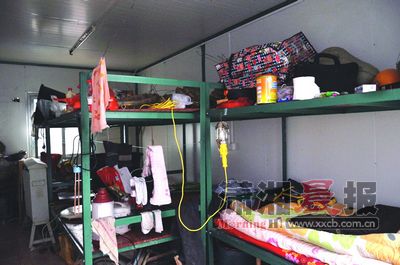 The inside living quarters of the makeshift container is seen. [Photo/Xiaoxiang Morning Herald] 