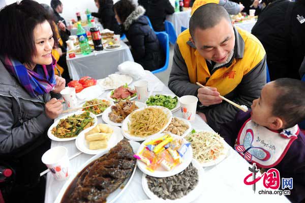 A prisoner has dinner with his family on Jan 25, at Haidian detention house in Beijing. The detention house granted well behaved prisoners the opportunity to have dinner with their family in exchange for their good conduct. [Photo/CFP]