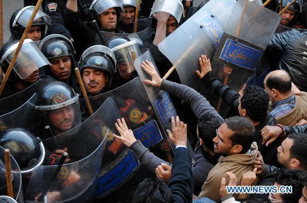 Riot police clash with protesters in Cairo, capital of Egypt, Jan. 26, 2011. [Xinhua]