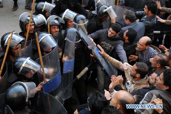 Riot police clash with protesters in Cairo, capital of Egypt, Jan. 26, 2011. [Xinhua]