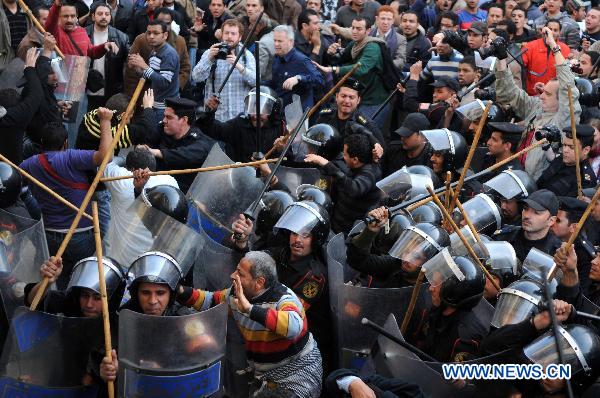 Riot police clash with protesters in Cairo, capital of Egypt, Jan. 26, 2011. [Xinhua]