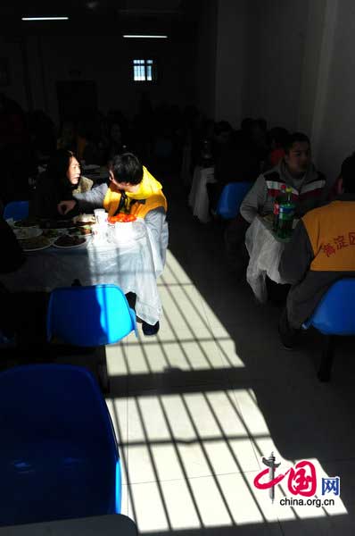 Prisoners have dinner with their family on Jan. 25, at Haidian detention house in Beijing.[Photo/CFP]