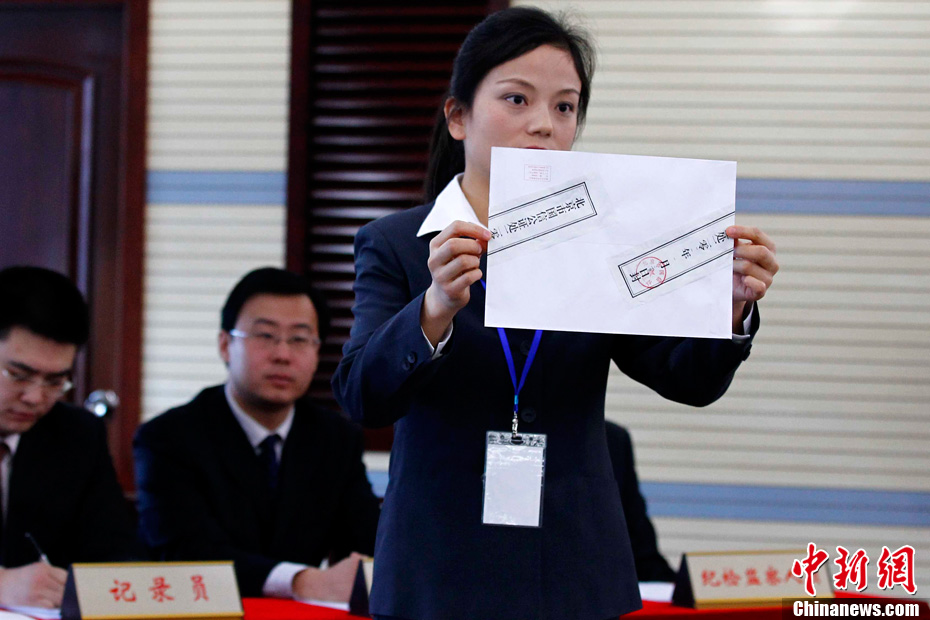 The capital&apos;s first car license plate lottery took place on Wednesday under new rules to tackle chronic traffic gridlock and air pollution. The lottery gave the green light to 17,600 people, out of 187,420 qualified applicants, almost one in 11, to hit Beijing&apos;s busy roads. [Photo/Chinanews.com]