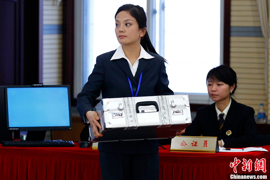 The capital&apos;s first car license plate lottery took place on Wednesday under new rules to tackle chronic traffic gridlock and air pollution. The lottery gave the green light to 17,600 people, out of 187,420 qualified applicants, almost one in 11, to hit Beijing&apos;s busy roads. [Photo/Chinanews.com] 