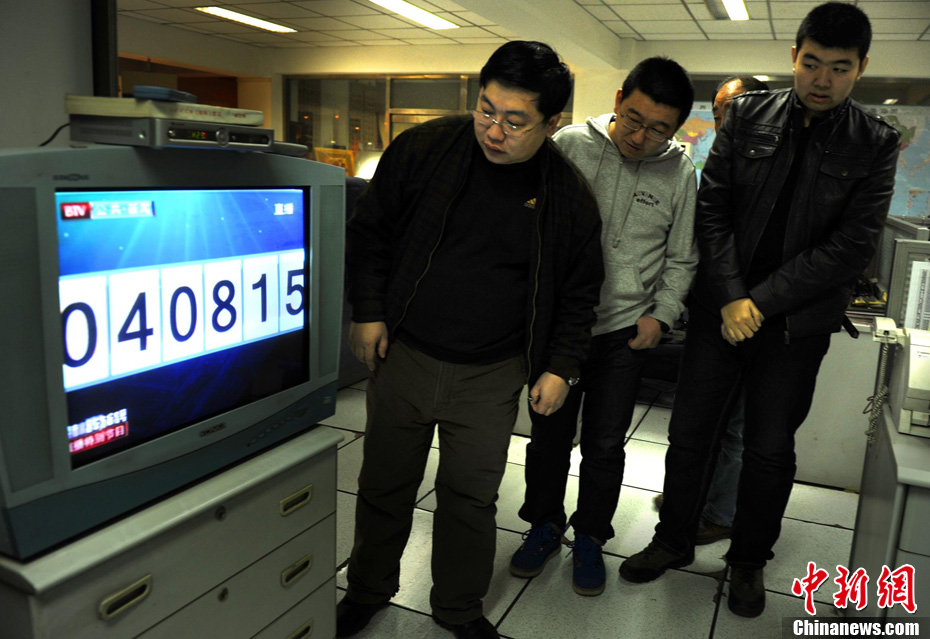 The capital&apos;s first car license plate lottery took place on Wednesday under new rules to tackle chronic traffic gridlock and air pollution. The lottery gave the green light to 17,600 people, out of 187,420 qualified applicants, almost one in 11, to hit Beijing&apos;s busy roads. [Photo/Chinanews.com] 