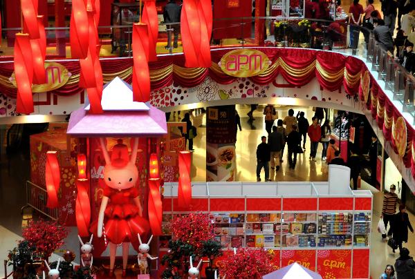 People purchase goods for the upcoming Spring Festival in a shopping center in Hong Kong, south China, Jan. 26, 2011. [Xinhua]