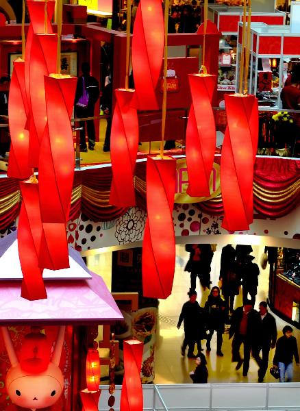 People purchase goods for the upcoming Spring Festival in a shopping center in Hong Kong, south China, Jan. 26, 2011. [Xinhua]