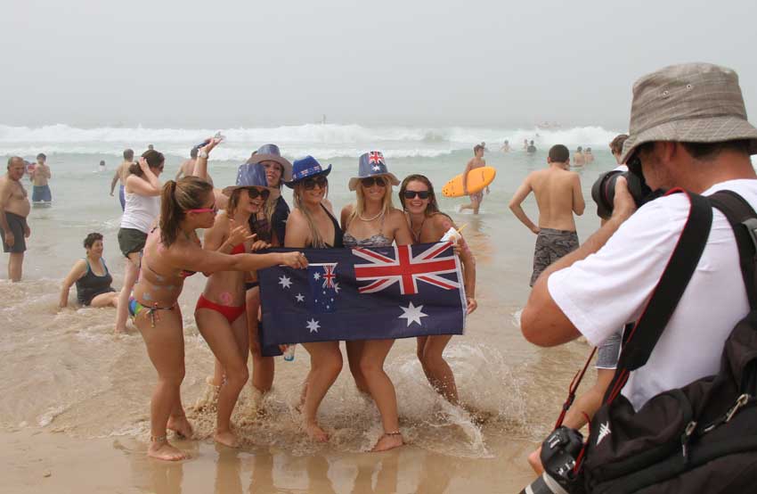 Several girls pose with an Australian national flag in Sydney, Australia, Jan 26, 2011. Thousands of Australians gather at the Bondi Beach in Sydney Wednesday to celebrate the Australia Day. [Photo/Xinhua]