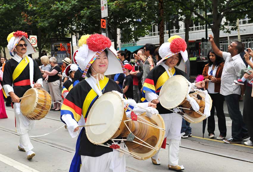 Melbourne held a flag-raising ceremony and multinational parade Wednesday to celebrate the Australia Day.[Xinhua]