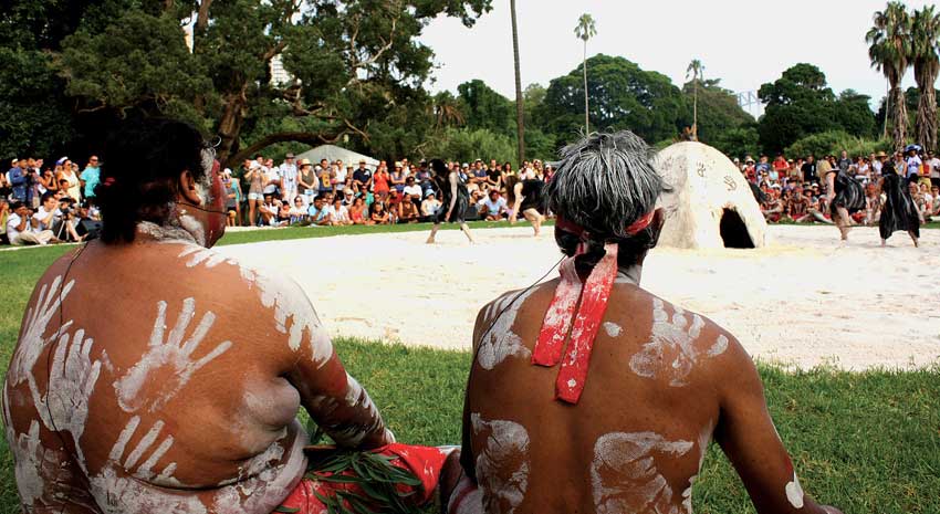 Melbourne held a flag-raising ceremony and multinational parade Wednesday to celebrate the Australia Day.[Xinhua]