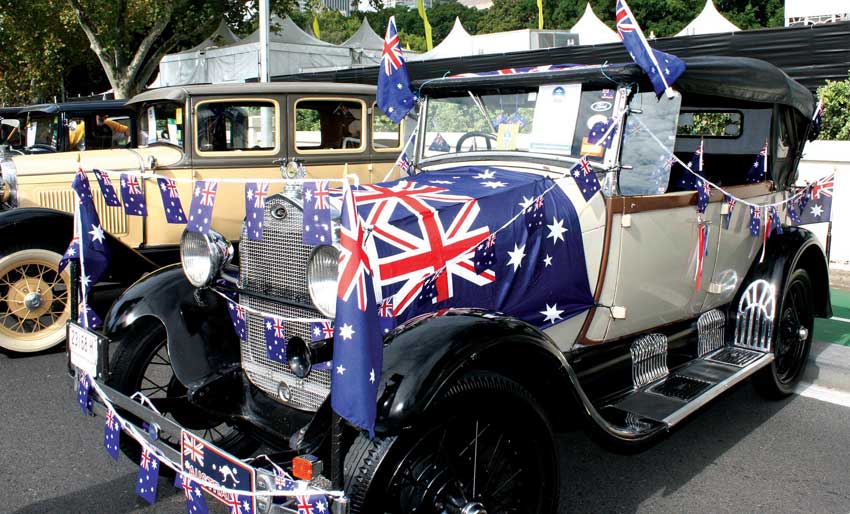 Melbourne held a flag-raising ceremony and multinational parade Wednesday to celebrate the Australia Day.[Xinhua]