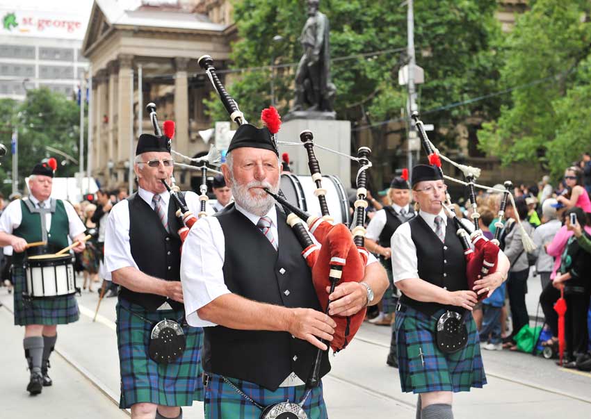 Melbourne held a flag-raising ceremony and multinational parade Wednesday to celebrate the Australia Day.[Xinhua]