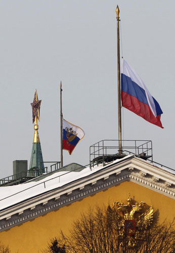 Russian national flags flutter in half mast on top of a tower of the Kremlin on a day of mourning for the victims of Monday&apos;s bomb explosion, in Moscow Jan 26, 2011. [China Daily/Agencies]