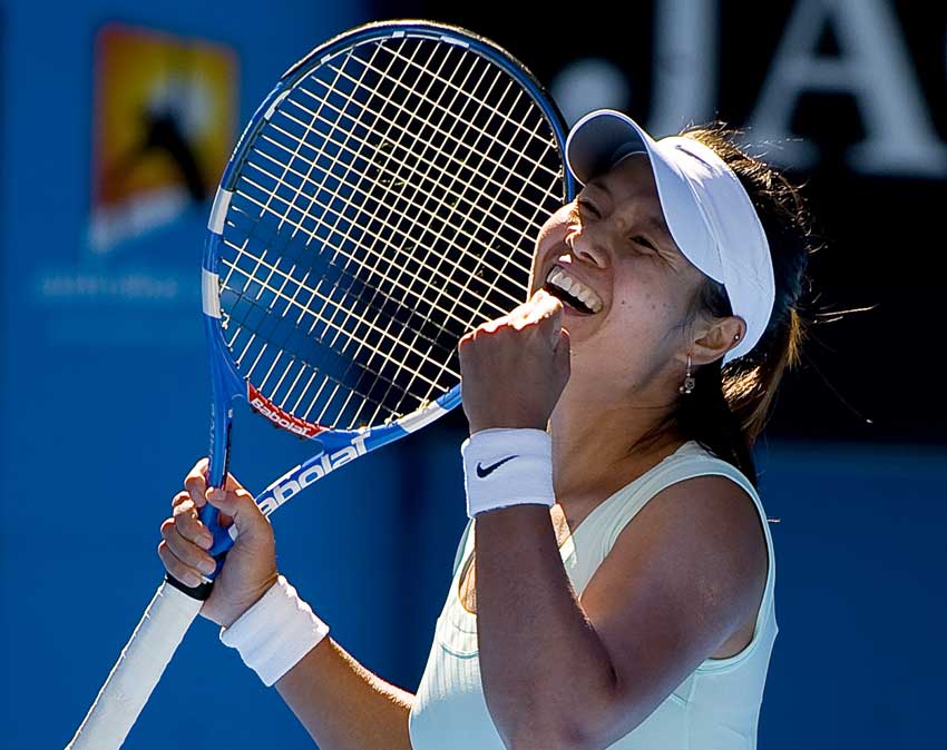 Li Na of China celebrates match point after winning her semifinal match against Caroline Wozniacki of Denmark during day eleven of the 2011 Australian Open at Melbourne Park on January 27, 2011 in Melbourne, Australia. [Photo/Xinhua]