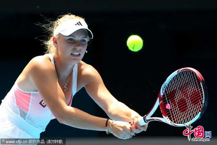  Denmark&apos;s Caroline Wozniacki plays a shot to Andrea Petkovic of Germany during women&apos;s semifinals match at the Australian Open tennis tournament in Melbourne Jan 27, 2011. She wins the semifinal match [Photo/CFP]