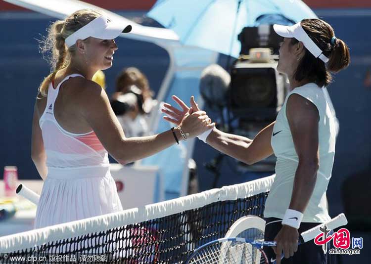 Denmark&apos;s Caroline Wozniacki, left, congratulates china&apos;s Li Na after she won their women&apos;s semifinal at the Australian Open tennis championships in Melbourne, Australia, Thursday, Jan. 27, 2011. [Photo/CFP]