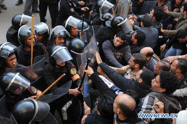 Riot police clash with protesters in Cairo, capital of Egypt, Jan. 26, 2011. [Karem Ahmad/Xinhua]