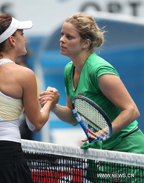 Kim Clijsters(R) of Belgium shakes hands with Agnieszka Radwanska of Poland after their women's singles quarter-final match at the Australian Open tennis tournament in Melbourne, Australia, on Jan. 26, 2011. Clijsters won 2-0 to enter the semifinals. (Xinhua/Meng Yongmin) 