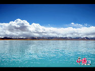 Photo shows the beautiful scene of Nam Co Lake, the highest saltwater lake of the world at 4,718 meters above the sea level, located at the boundary of Damxung and Baingoin counties, southwest China's Tibet Autonomous Region. Tourists like visiting Nam Co Lake in summer, the most comfortable season in this region. [Photo by Chen Zhu] 