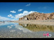 Photo shows the beautiful scene of Nam Co Lake, the highest saltwater lake of the world at 4,718 meters above the sea level, located at the boundary of Damxung and Baingoin counties, southwest China's Tibet Autonomous Region. Tourists like visiting Nam Co Lake in summer, the most comfortable season in this region. [Photo by Chen Zhu] 