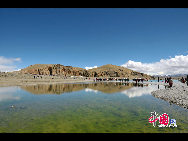 Photo shows the beautiful scene of Nam Co Lake, the highest saltwater lake of the world at 4,718 meters above the sea level, located at the boundary of Damxung and Baingoin counties, southwest China's Tibet Autonomous Region. Tourists like visiting Nam Co Lake in summer, the most comfortable season in this region. [Photo by Chen Zhu] 