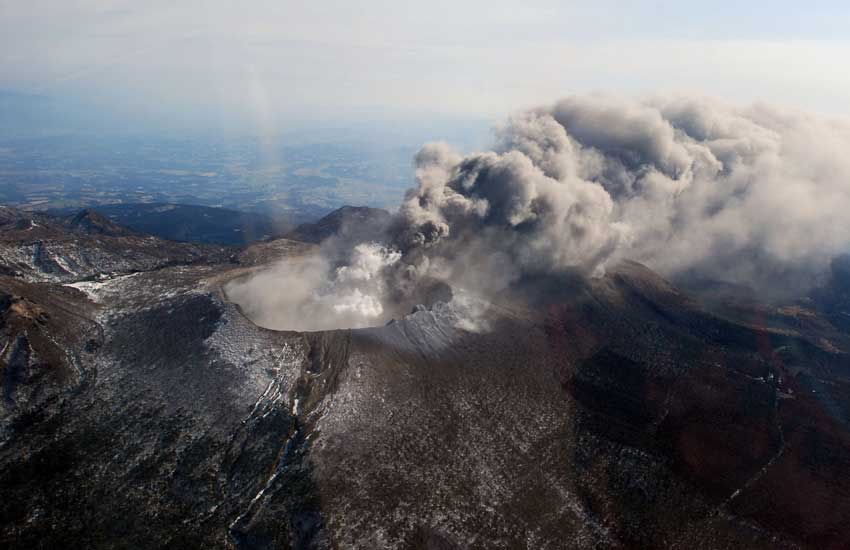 Ash and rocks fell across a wide swathe of southern Japan straddling the prefectures of Miyazaki and Kagoshima on January 27, 2011, as one of Mount Kirishima&apos;s many calderas erupted, prompting authorities to raise alert levels and call on for an evacuation of all residents within 2 km (1.2 miles) radius of the volcano. [Photo/Chinanews.com] 