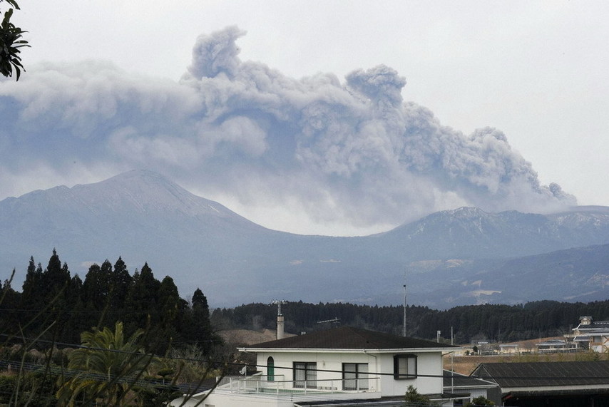 Ash and rocks fell across a wide swathe of southern Japan straddling the prefectures of Miyazaki and Kagoshima on January 27, 2011, as one of Mount Kirishima&apos;s many calderas erupted, prompting authorities to raise alert levels and call on for an evacuation of all residents within 2 km (1.2 miles) radius of the volcano. [Photo/Sina] 