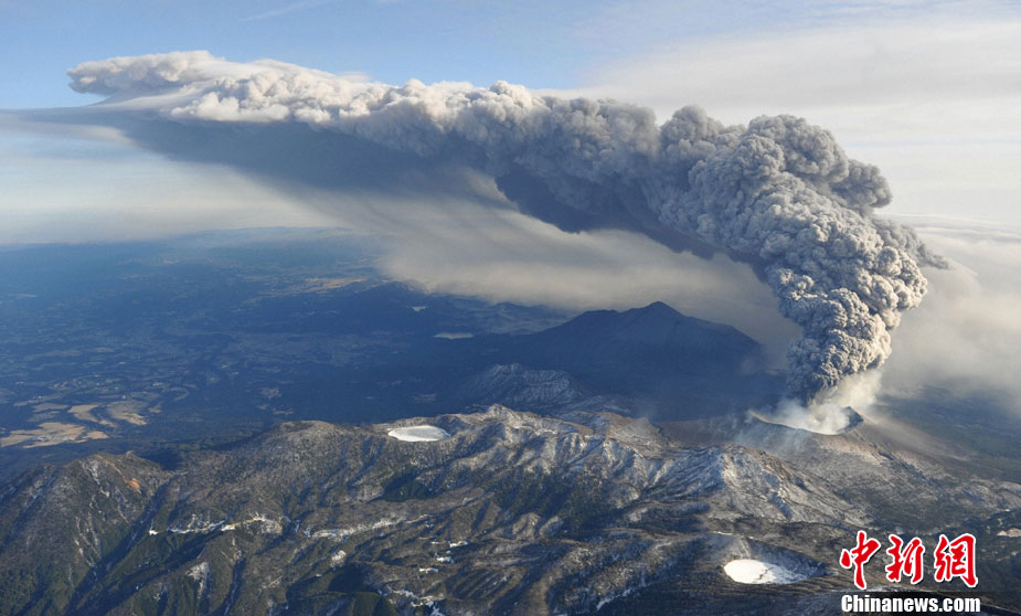 Ash and rocks fell across a wide swathe of southern Japan straddling the prefectures of Miyazaki and Kagoshima on January 27, 2011, as one of Mount Kirishima&apos;s many calderas erupted, prompting authorities to raise alert levels and call on for an evacuation of all residents within 2 km (1.2 miles) radius of the volcano. [Photo/Chinanews.com] 