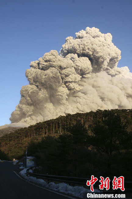 Ash and rocks fell across a wide swathe of southern Japan straddling the prefectures of Miyazaki and Kagoshima on January 27, 2011, as one of Mount Kirishima&apos;s many calderas erupted, prompting authorities to raise alert levels and call on for an evacuation of all residents within 2 km (1.2 miles) radius of the volcano. [Photo/Chinanews.com] 