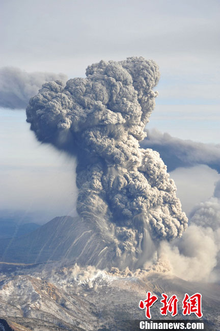 Ash and rocks fell across a wide swathe of southern Japan straddling the prefectures of Miyazaki and Kagoshima on January 27, 2011, as one of Mount Kirishima&apos;s many calderas erupted, prompting authorities to raise alert levels and call on for an evacuation of all residents within 2 km (1.2 miles) radius of the volcano. [Photo/Chinanews.com] 