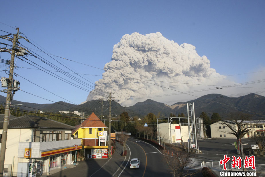 Photo taken on Jan. 26, 2011. Ash and rocks fell across a wide swathe of southern Japan straddling the prefectures of Miyazaki and Kagoshima on Thursday, as one of Mount Kirishima&apos;s many calderas erupted, prompting authorities to raise alert levels and call on for an evacuation of all residents within 2 km (1.2 miles) radius of the volcano. [Photo/Chinanews.com] 