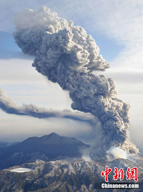 Ash and rocks fell across a wide swathe of southern Japan straddling the prefectures of Miyazaki and Kagoshima on January 27, 2011, as one of Mount Kirishima&apos;s many calderas erupted, prompting authorities to raise alert levels and call on for an evacuation of all residents within 2 km (1.2 miles) radius of the volcano. [Photo/Chinanews.com] 