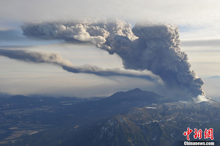 Ash and rocks fell across a wide swathe of southern Japan straddling the prefectures of Miyazaki and Kagoshima on January 27, 2011, as one of Mount Kirishima&apos;s many calderas erupted, prompting authorities to raise alert levels and call on for an evacuation of all residents within 2 km (1.2 miles) radius of the volcano. [Photo/Chinanews.com] 