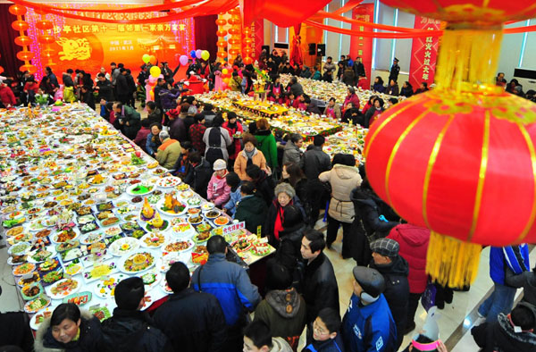 Residents attend a grand feast held at the Baibuting Community in Wuhan, capital of Central China&apos;s Hubei province, Jan 27, 2011. [Photo/Xinhua]