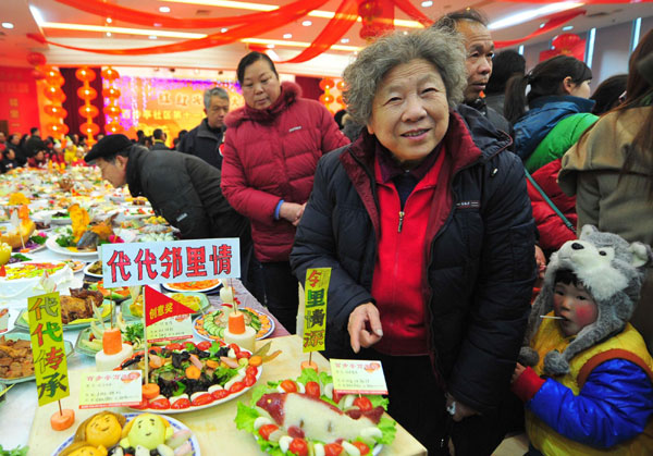  Residents attend a grand feast held at the Baibuting Community in Wuhan, capital of Central China&apos;s Hubei province, Jan 27, 2011. [Photo/Xinhua]