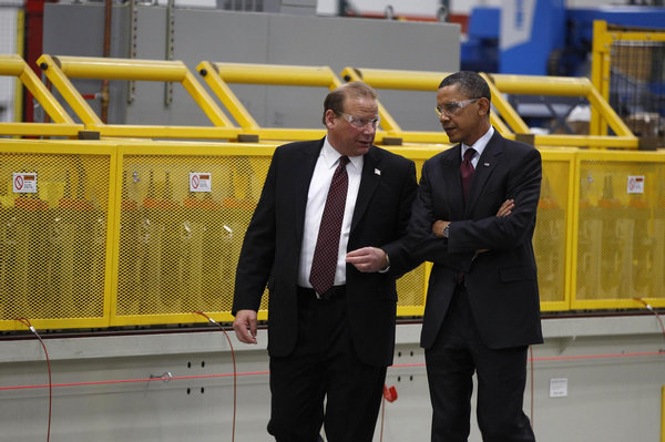 US President Barack Obama walks at Orion Energy Systems, a power technology company, next to CEO Neal Verfuerth as part of his administration&apos;s White House to Main Street Tour in Manitowoc, Wisconsin, Jan 26, 2011. [China Daily/Agencies]
