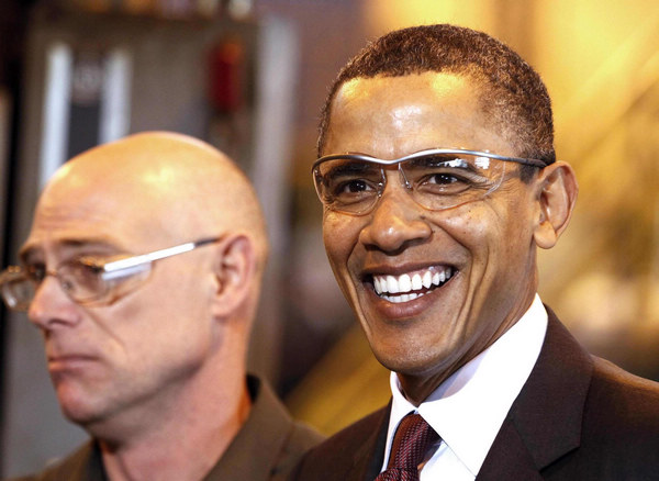 US President Barack Obama (R) smiles as he tours Skana Aluminum Company, an aluminum manufacturer, as part of his administration&apos;s White House to Main Street Tour in Manitowoc, Wisconsin, Jan 26, 2011. [China Daily/Agencies]