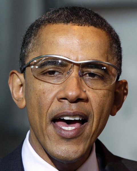 US President Barack Obama talks while touring Skana Aluminum Company, an aluminum manufacturer, as part of his administration&apos;s White House to Main Street Tour in Manitowoc, Wisconsin, Jan 26, 2011. [China Daily/Agencies]