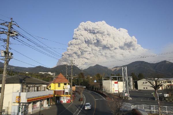 Photo taken on Jan. 26, 2011. Ash and rocks fell across a wide swathe of southern Japan straddling the prefectures of Miyazaki and Kagoshima on Thursday, as one of Mount Kirishima&apos;s many calderas erupted, prompting authorities to raise alert levels and call on for an evacuation of all residents within 2 km (1.2 miles) radius of the volcano. [Xinhua]