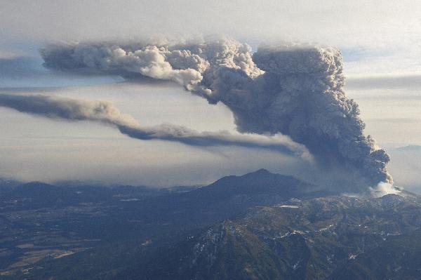 An aerial view shows Shinmoedake peak erupting between Miyazaki and Kagoshima prefectures January 27, 2011. Ash and rocks fell across a wide swathe of southern Japan straddling the prefectures of Miyazaki and Kagoshima on Thursday, as one of Mount Kirishima&apos;s many calderas erupted, prompting authorities to raise alert levels and call on for an evacuation of all residents within 2 km (1.2 miles) radius of the volcano. [Xinhua]
