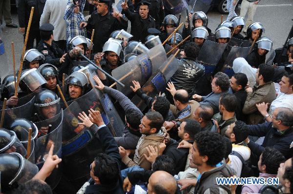 Riot police clash with protesters in Cairo, capital of Egypt, Jan. 26, 2011. Protests continued for a second day on Wednesday in different places in Egypt despite a government ban on further protests. [Karem Ahmad/Xinhua]