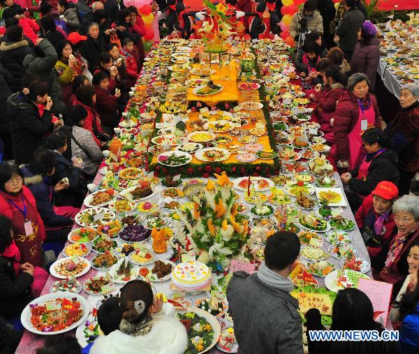 Residents attend a grand feast held at the Baibuting Community in Wuhan, capital of central China's Hubei Province, Jan. 27, 2011.